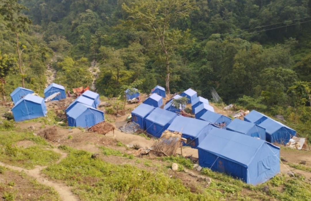 पहिरोका कारण गाउँका २४ परिवार ४ वर्षदेखि टेन्टमै बस्न बाध्य